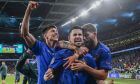 Ο Ζορζίνιο έχει βάλει το πέναλτι που διαμόρφωσε το τελικό 4-2 και όλη η Ιταλία γιορτάζει μαζί του, την πρόκριση στον τελικό