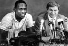 Ο Μάικλ Τζόρνταν και ο Ντιν Σμιθ στη συνέντευξη του 1984 όταν ο Ερ ανακοίνωσε ότι δεν θα τελειώσει το κολέγιο αλλά θα γίνει επαγγελματίας.Θα μεσολαβούσε και ένα χρυσό ολυμπιακό μετάλλιο