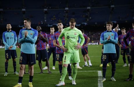Barcelona players stand in dejection as they applaud fans at the end of the Champions League Group C soccer match between Barcelona and Bayern Munich at the Camp Nou stadium in Barcelona, Spain, Wednesday, Oct. 26, 2022. (AP Photo/Joan Monfort)