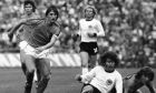 Ο Γιόχαν Κρόιφ της Ολλανδίας σε μονομαχία με τον Πάουλ Μπράιτνερ της Δυτικής Γερμανίας για τον τελικό του Παγκοσμίου Κυπέλλου 1974 στο Ολυμπιακό Στάδιο του Μονάχου | Κυριακή 7 Ιουλίου 1974