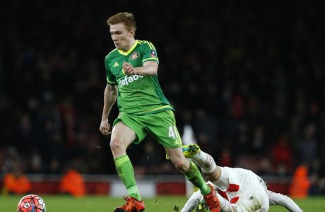 Sunderlands Duncan Watmore takes the ball forward during the English FA Cup third round soccer match between Arsenal and Sunderland at the Emirates stadium in London, Saturday, Jan. 9, 2016 . (AP Photo/Alastair Grant)