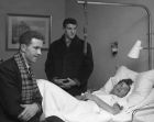 Χάρι Γκρεγκ, Μπίλι Φουλκς και Κεν Μόργκαν σε επίσκεψη τους στο νοσοκομείο του Μονάχου, όπου νοσηλεύονταν μέλη της Μάντσεστερ Γιουνάιτεντ μετά το αεροπορικό δυστύχημα στις 06/02/1958.  (AP Photo)
