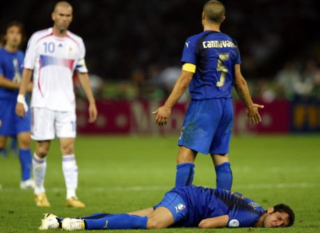Ο Φάμπιο Καναβάρο της Ιταλίας διαμαρτύρεται στον Ζινεντίν Ζιντάν της Γαλλίας έπειτα από το χτύπημά του τελευταίου στον Μάρκο Ματεράτσι στον τελικό του Παγκοσμίου Κυπέλλου 2006 στο Ολυμπιακό Στάδιο Βερολίνου | Κυριακή 9 Ιουλίου 2020