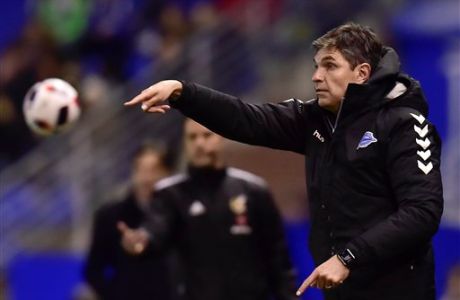 Alaves's head manager Mauricio Pellegrino gives instructions during the Spanish Copa del Rey semifinal second leg soccer match between Alaves and Celta, at Mendizorroza stadium, in Vitoria, northern Spain, Wednesday, Feb. 8, 2017. (AP Photo/Alvaro Barrientos)