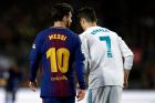 Ο Λιονέλ Μέσι της Μπαρτσελόνα και ο Κριστιάνο Ρονάλντο της Ρεάλ σε στιγμότυπο της αναμέτρησης για την Primera Division 2017-2018 στο 'Καμπ Νόου', Βαρκελώνη, Κυριακή 6 Μαΐου 2018