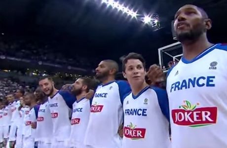 Απίθανη στιγμή: Οι Γάλλοι τραγούδησαν τον εθνικό ύμνο χωρίς μουσική
