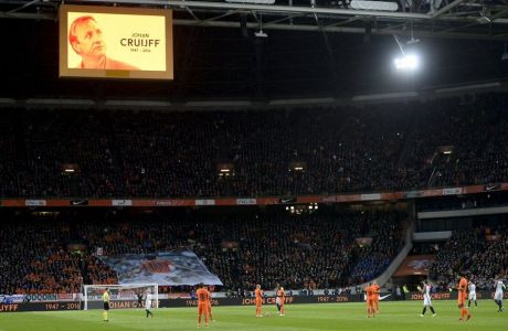 "Ράγισαν" καρδιές στην "Amsterdam Arena": Ενός λεπτού χειροκρότημα για τον Κρόιφ