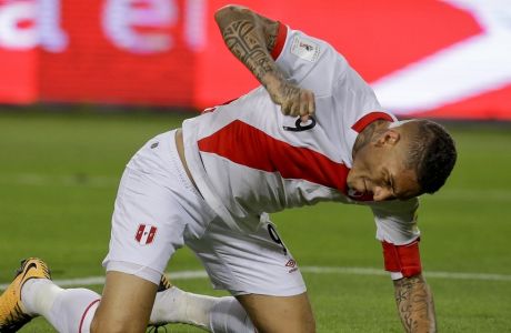 Peru's Paolo Guerrero reacts after missing a chance to score again Colombia during a 2018 World Cup qualifying soccer match in Lima, Peru, Tuesday, Oct. 10, 2017.(AP Photo/Martin Mejia)