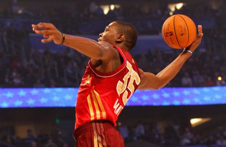 ORLANDO, FL - FEBRUARY 26:  Kevin Durant #35 of the Oklahoma City Thunder and the Western Conference dunks during the 2012 NBA All-Star Game at the Amway Center on February 26, 2012 in Orlando, Florida.  NOTE TO USER: User expressly acknowledges and agrees that, by downloading and or using this photograph, User is consenting to the terms and conditions of the Getty Images License Agreement.  (Photo by Ronald Martinez/Getty Images)