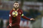 Roma's midfielder from Italy Daniele De Rossi controls the ball during the Italian Serie A football match Roma vs AC Milan at the Olympic Stadium in Roma on December 12, 2016. / AFP / FILIPPO MONTEFORTE        (Photo credit should read FILIPPO MONTEFORTE/AFP/Getty Images)
