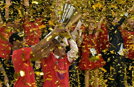 Ο Δημήτρης Ιτούδης πανηγυρίζει με το τρόπαιο της Euroleague 2018-2019, μετά από τη νίκη της ΤΣΣΚΑ επί της Αναντολού Εφές στον τελικό της 'Φερνάντο Μπουέσα Αρένα', Βιτόρια, Κυριακή 19 Μαΐου 2019