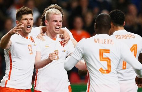 Νίκη της Ολλανδίας επί της Ισπανίας, ισόπαλες Ιταλία και Αγγλία (VIDEOS)