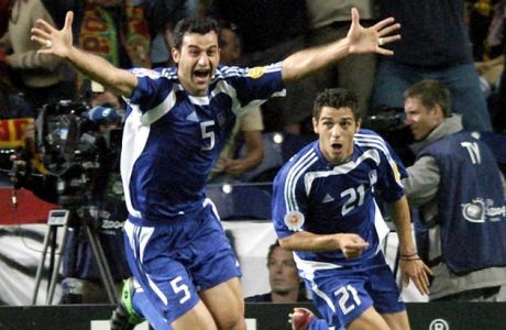 epa000224730 Greek player Traianos Dellas (L) celebrates with team-mate Konstantinos Katsouranis after scoring the Silver Goal during the EURO 2004 semi final match between Greece and the Czech Republic at the Dragao stadium in Porto on Thursday, 01 July 2004.  EPA/BERND WEISSBROD NO MOBILE PHONE APPLICATIONS