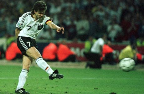 Ο Αντρέας Μέλερ της Γερμανίας εκτελεί το νικητήριο πέναλτι κόντρα στην Αγγλία για τα ημιτελικά του Euro 1996 στο 'Γουέμπλεϊ', Τετάρτη 26 Ιουνίου 1996