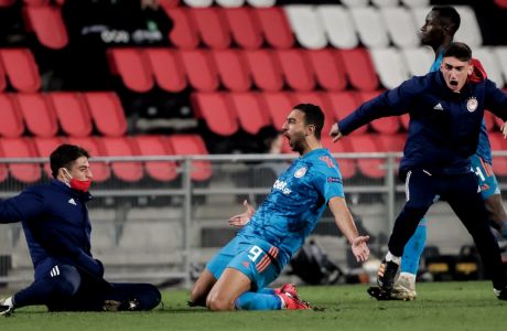 Ο Αχμέντ Χασάν πανηγυρίζει έξαλλα το τέρμα που πέτυχε στο 'Philips Stadion' και χάρισε στον Ολυμπιακό την πρόκριση στους '16' του Europa League παρά την ήττα από την Αϊντχόφεν με σκορ 2-1 | 26/02/2021 (EUROKINISSI)