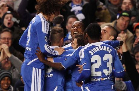 LONDON, ENGLAND - DECEMBER 06:  Didier Drogba of Chelsea (C) celebrates with team mates as he scores their first goal during the UEFA Champions League Group E match between Chelsea FC and Valencia CF at Stamford Bridge on December 6, 2011 in London, England.  (Photo by Scott Heavey/Getty Images)
