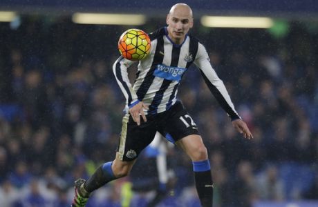 Newcastle United's Jonjo Shelvey runs with the ball during the English Premier League soccer match between Chelsea and Newcastle United at Stamford Bridge stadium in London, Saturday, Feb. 13, 2016.  (AP Photo/Matt Dunham)