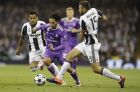 Real Madrid's Isco, center, competes for the ball with Juventus' Dani Alves, left, and Juventus' Andrea Barzagli during the Champions League final soccer match between Juventus and Real Madrid at the Millennium stadium in Cardiff, Wales Saturday June 3, 2017. (AP Photo/Frank Augstein)