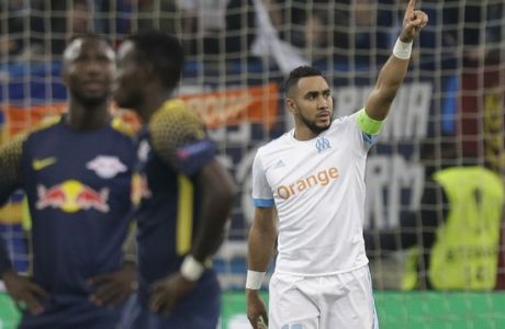 Marseille's Dimitri Payet, right, celebrates scoring his side's 4th goal during the Europa League quarter final second leg soccer match between and Olympique Marseille and RB Leipzig at the Velodrome stadium in Marseille, southern France, Thursday, April 12, 2018. (AP Photo/Claude Paris)