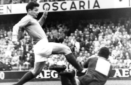 FILE - France's Just Fontaine, left, tries to go past Brazil's goalkeeper Gilmar tackles in their semifinal match in Stockholm, on June 24, 1958. Fontaine's former club Reims announced Fontaine's death on Wednesday, March 1, 2023. He was 89. (AP Photo/Reportagebild, Pool, File)