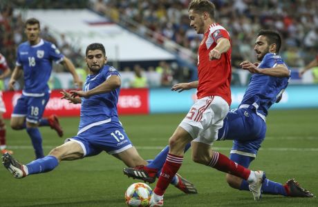 Ο Μίραντσουκ σε προσπάθεια του ανάμεσα στους Κούσουλο και Λαΐφη, στην αναμέτρηση της Ρωσίας με την Κύπρο στο 'Nizhniy Novgorod Stadium', για την προκριματική φάση του Euro 2020 (11/06/2018) AP Photo