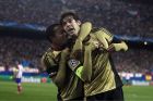 AC Milan's Ricardo Kaka, right celebrates his goal with AC Milan's Urby Emanuelson, left, during a Champions League last 16 second leg soccer match between Atletico Madrid and AC Milan, at the Vicente Calderon stadium in Madrid, Tuesday, March 11, 2014. (AP Photo/Andres Kudacki)