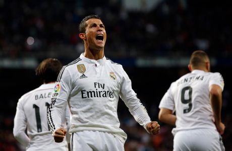 Real Madrid's Cristiano Ronaldo celebrates his goal against Villarreal during their Spanish first division soccer match at Santiago Bernabeu stadium in Madrid, March 1, 2015. REUTERS/Susana Vera (SPAIN - Tags: SPORT SOCCER)