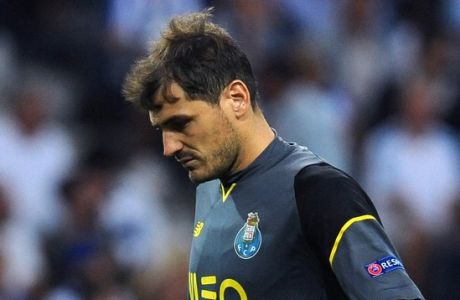 Porto goalkeeper Iker Casillas gestures during a Champions League play-offs first leg soccer match between FC Porto and AS Roma at the Dragao stadium in Porto, Portugal, Wednesday, Aug. 17, 2016. (AP Photo/Paulo Duarte)