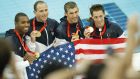Οι Κάλεν Τζόουνς, Τζέισον Λίζακ, Μάικλ Φελπς και Γκάρετ Γουέμπερ Γκέιλ με τα χρυσά μετάλλιά τους μετά από τη νίκη τους στα 4Χ100μ. ελεύθερο στους Ολυμπιακούς Αγώνες 2008, Πεκίνο, Δευτέρα 11 Αυγούστου 2008