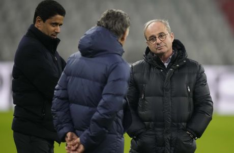 PSG president Nasser Al-Khelaifi, left, and PSG's Luis Campos, right, talk to PSG head coach Christophe Galtier during a training session in Munich, Germany, Tuesday, March 7, 2023 prior to the Champions League group round of 16 second leg soccer match between Bayern Munich and Paris Saint Germain. Bayern will face PSG on Wednesday, March 8, 2023. (AP Photo/Matthias Schrader)