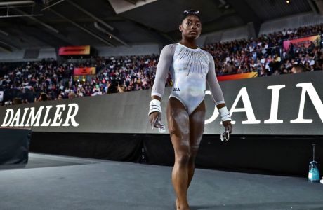 Η Σιμόν Μπάιλς ετοιμάζεται για την προσπάθειά της στους ασύμμετρους ζυγούς του τελικού στο all around του Παγκοσμίου Πρωταθλήματος γυμναστικής 2019, Στουτγκάρδη, Πέμπτη 10 Οκτωβρίου 2019