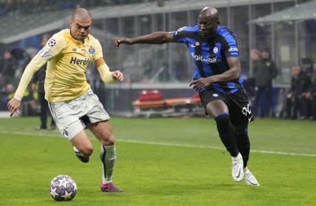 Inter Milan's Romelu Lukaku, right, and Porto's Pepe vie for the ball during the Champions League, round of 16, first leg soccer match between Inter Milan and Porto, at the San Siro stadium in Milan, Italy, Wednesday, Feb. 22, 2023. (AP Photo/Luca Bruno)