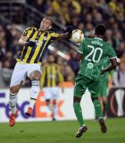 Fenerbahce's Fernandao, left, and Dedryck Boyata of Celtic fight for the ball during the Europa League Group A soccer match between Fenerbahce and Celtic at Sukru Saracoglu Stadium in Istanbul, Turkey, Thursday, Dec. 10, 2015. AP Photo)