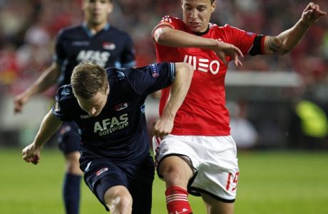 Benfica's Rodrigo, right, from Spain, fights for the ball with AZ Alkmaar's Mattias Johansson, from Sweden, during the Europa League quarterfinal second leg soccer match between Benfica and AZ Alkmaar at Benfica's Luz stadium in Lisbon, Thursday, April 10, 2014. Rodrigo scored twice in Benfica's 2-0 victory.  Benfica won 3-0 on aggregate and will play the semifinal. (AP Photo/Francisco Seco)