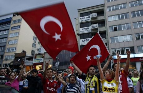 Τούρκοι οπαδοί ενωμένοι κατά της κυβέρνησης