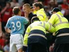 IHN SPT 200909 MANCHESTER UNITED V MANCHESTER CITY -  Manchester City Craig Bellamy punches fan that ran on pitch


PIctures by Ian Hodgson/Daily Mail