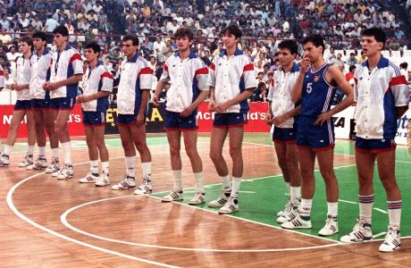 Η εθνική Γιουγκοσλαβίας στα ημιτελικά του Ευρωμπάσκετ 1987, πριν από την ήττα της από την Εθνική Ελλάδας στο ΣΕΦ, Δευτέρα 1 Ιουνίου 1987