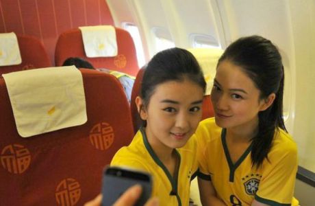 Με φανέλες της Βραζιλίας οι Κινέζες αεροσυνοδοί (PHOTOS)