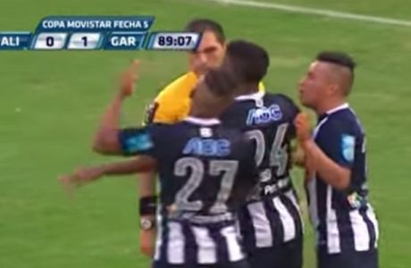 Διαιτητής στο Περού απέβαλε 4 ποδοσφαιριστές σε 4 λεπτά (VIDEO)