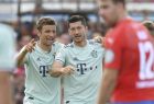 Robert Lewandowski del Bayern Múnich tras marcar un gol junto a su compañero Thomas Mueller (izquierda) en el partido contra Drochtersen/Assel de la Copa de Alemania en Drochtersen, el sábado 18 de agosto de 2018. (Carmen Jaspersen/dpa via AP)