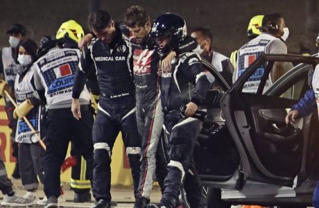 Ο Ρομέν Γκροζάν απομακρύνεται σοκαρισμένος και υποβασταζόμενος από τον τόπο του ατυχήματος με τη Haas