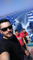 Με διακριτικά του Ολυμπιακού ύψωσαν την ελληνική σημαία στους Φούρνους