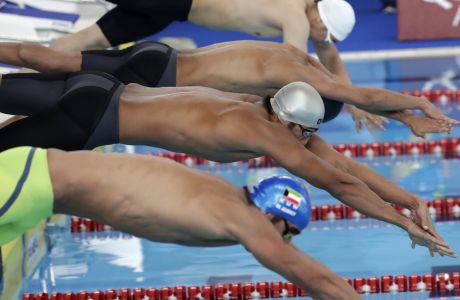 Κολυμβητές στη γραμμή εκκίνησης, στο Ασιατικό Πρωτάθλημα, που έγινε τον Αύγουστο του 2018, στην Ινδονησία