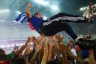 Ο Πέδρο Μαρτίνς πετάει στα ουράνια, αποθεώνεται από τους ποδοσφαιριστές του Ολυμπιακού σαν ροκ σταρ σε συναυλία