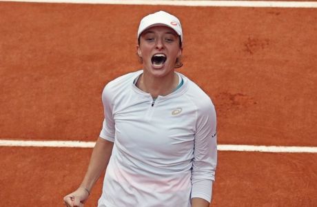Η Έγκα Σφιόντεκ ξεσπά μετά τη νίκη της στον τελικό του Roland Garros