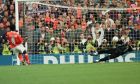 Ο Κλάρενς Ζέεντορφ της Ολλανδίας σε εκτέλεση πέναλτι απέναντι στον Μπερνάρ Λαμά της Γαλλίας για τα προημιτελικά του Euro 1996 στο 'Άνφιλντ', Λίβερπουλ, Σάββατο 22 Ιουνίου 1996