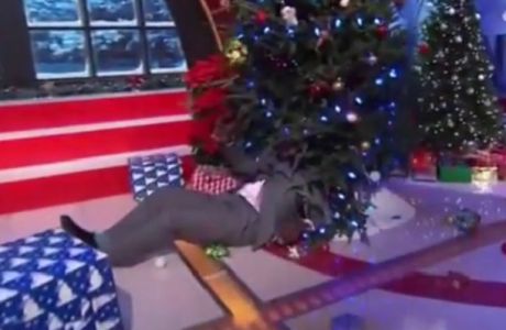 Ο Σακίλ Ο' Νιλ γκρέμισε χριστουγεννιάτικο δέντρο (VIDEO)