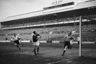 Αγγλία και Γερμανία έδωσαν φιλική αναμέτρηση στο 'White Hart Lane', το γήπεδο της Τότεναμ στο Βόρειο Λονδίνο, στις 4 Δεκεμβρίου του 1935. (AP Photo/Staff/Len Puttnam)