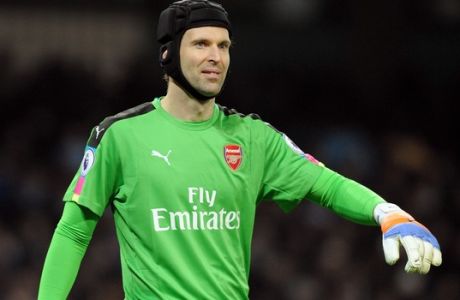 Arsenals Petr Cech during the English Premier League soccer match between Manchester City and Arsenal at the Etihad Stadium in Manchester, England, Sunday, Dec. 18, 2016. (AP Photo/Rui Vieira)
