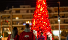 Χριστουγεννιάτικα κλικ κάτω από το κατακόκκινο δέντρο του ΣΚΡΑΤΣ στο Γαλάτσι – Εορταστικό χρώμα στην πλατεία Μανδηλαρά